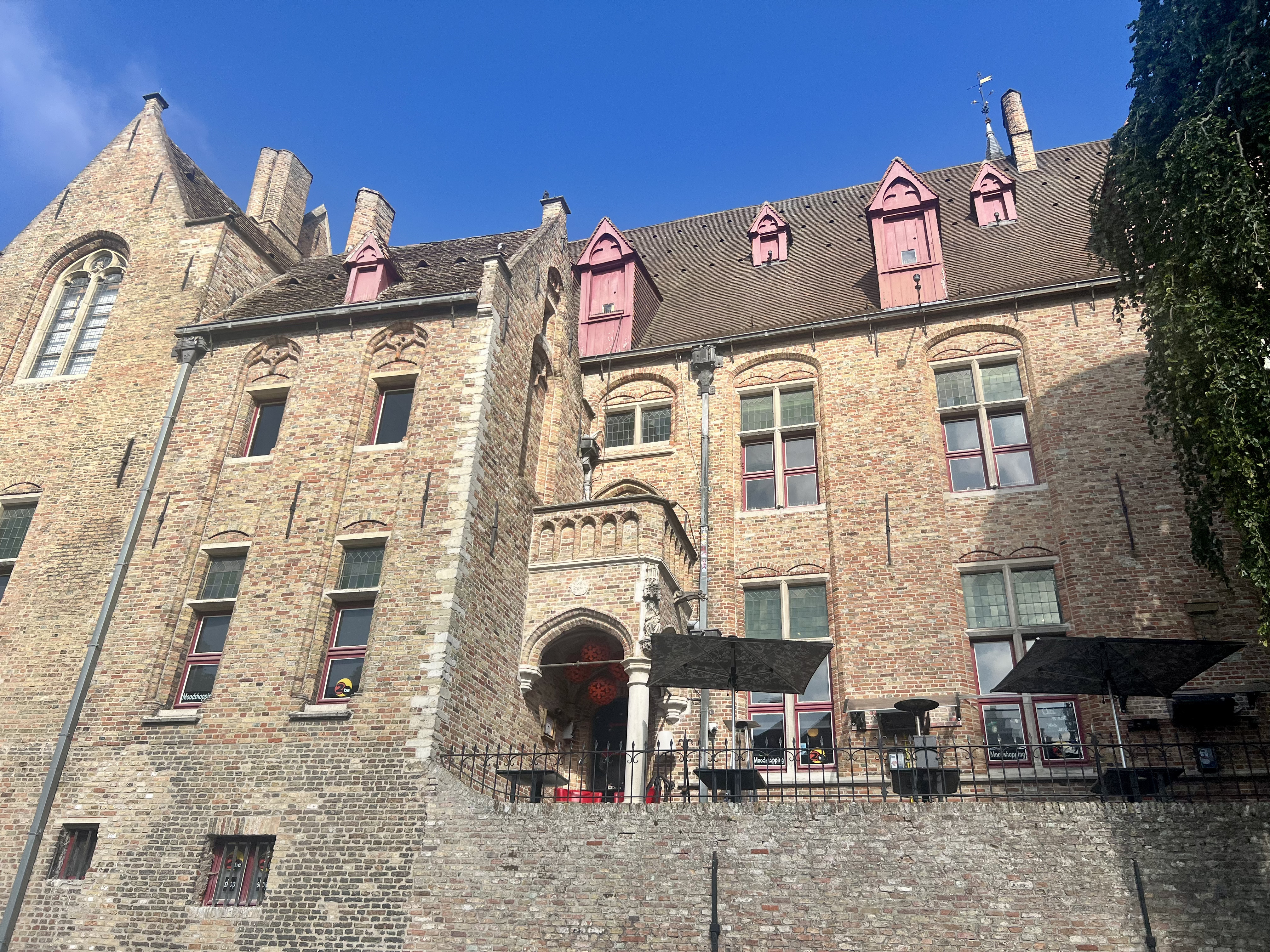 Palace for spanish generals that now serves beer
