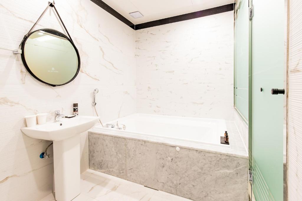 Air Sky Hotel Bathroom