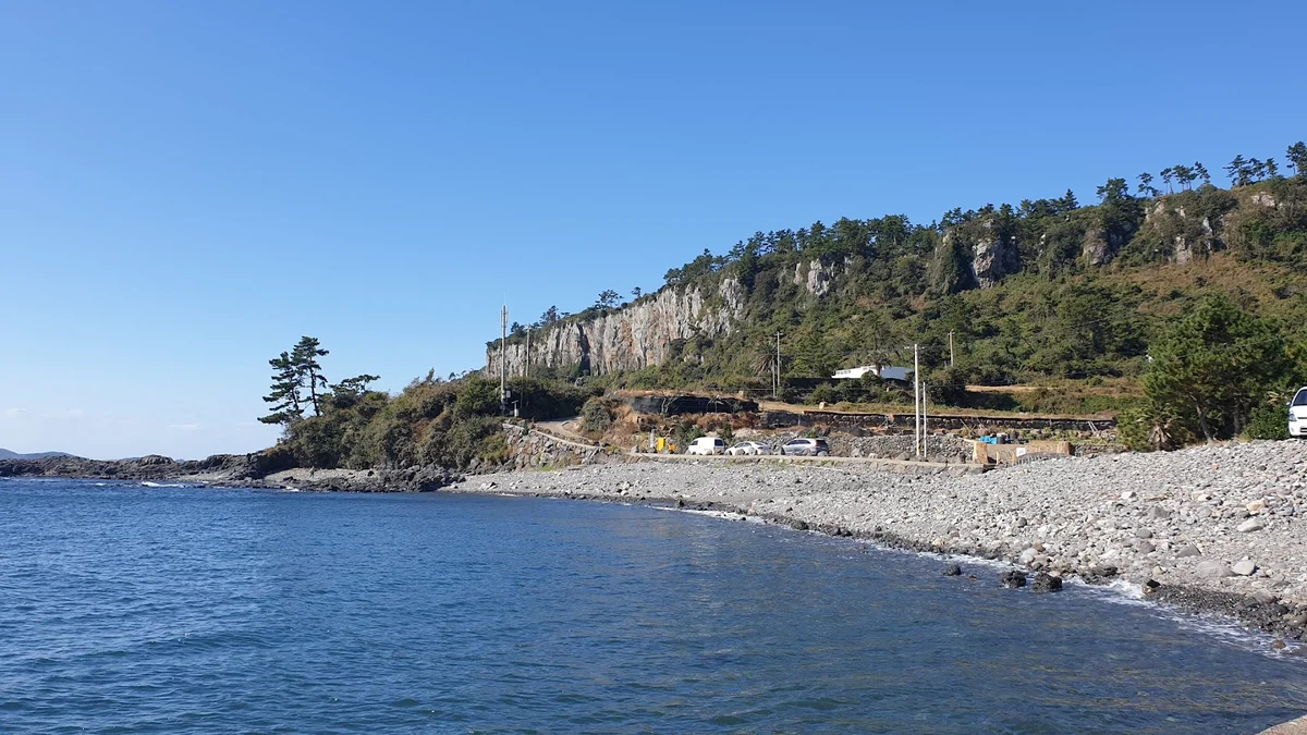 Baksugijeong Beach/Cliffs